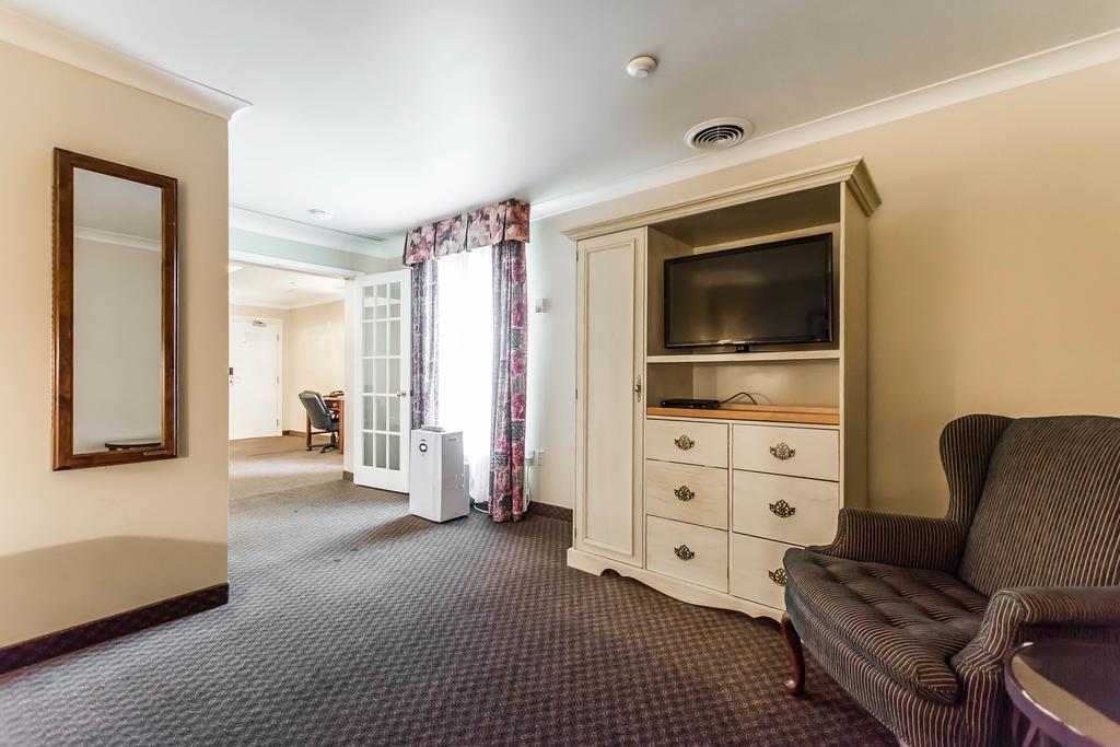 Quality Inn & Suites Garden Of The Gulf Summerside Exterior foto